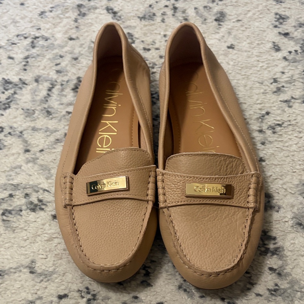 Calvin Klein Nude/Tan Leather Penny Loafers with Gold Plaque SZ 9.5